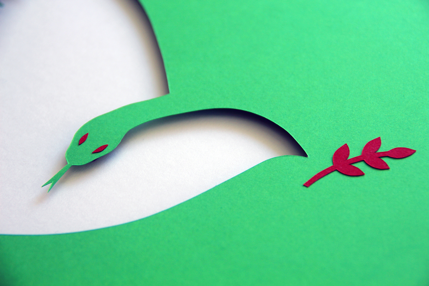 bajo-el-silencio-portada-02 Detalle de ilustración de paloma y serpiente realizada en papercut