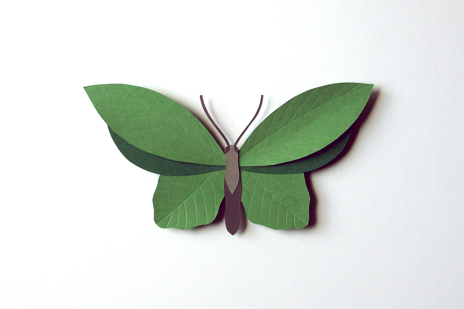 Ilustración conceptual de Bea Costo en papercut, mariposa con alas de hojas